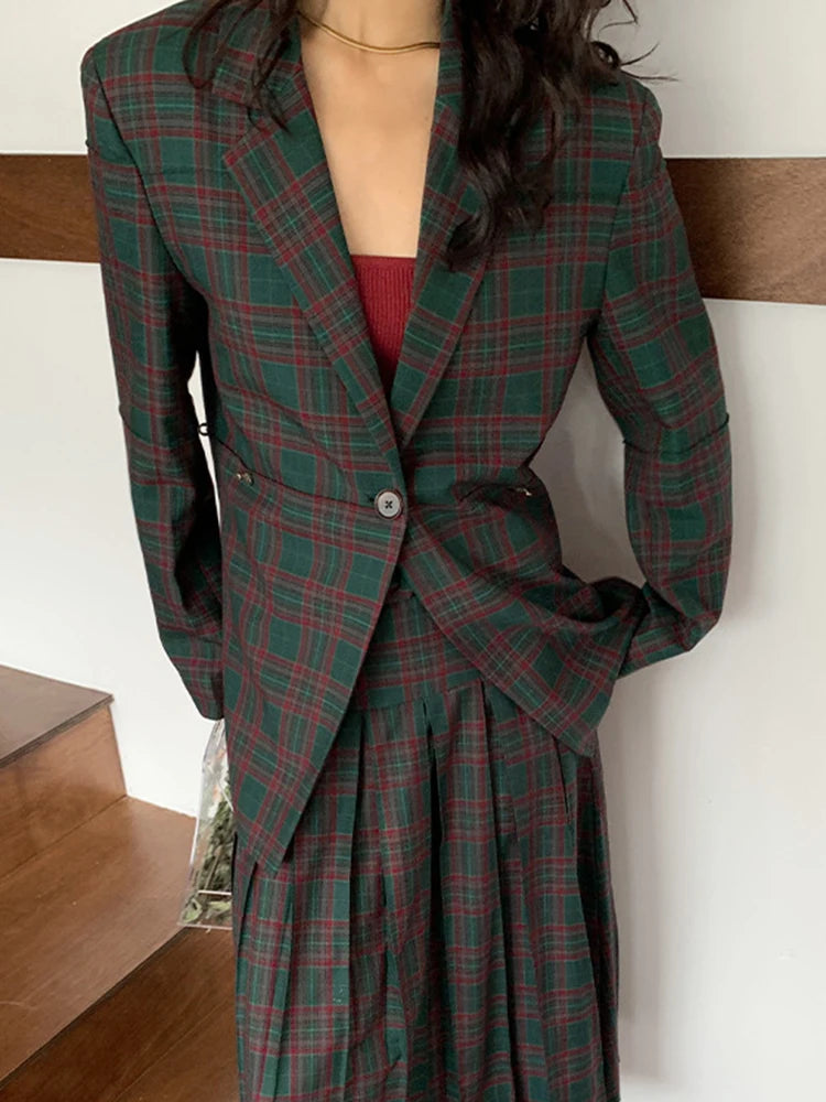 Timeless Elegance: Women's Plaid Blazer with Notched Collar & Single Button Waist